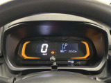 スピードメーターは大きくて見やすいデジタル表示!