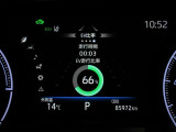 ディスプレイには、平均燃費、外気温、航続可能距離などの情報が表示されます。