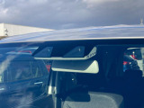2つのカメラで前方の車両や歩行者を検知し、衝突のおそれがあると判断すると、ブザー音やメーター内の表示で警告。衝突の可能性が高まると、自動でブレーキをかけ、衝突の回避または衝突時の被害軽減を図ります。