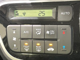 【オートエアコン】一度お好みの温度に設定すれば、車内の温度を検知し風量や温度を自動で調整。暑い&hellip;寒い&hellip;と何度もスイッチ操作をする必要はありません。快適な車内空間には必須の機能ですね♪