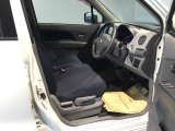 【ベンチシート】運転席と助手席の移動もスムーズ!狭い駐車場での乗り降りや、お子様の乗り降りにも便利です。座席の間にコンソールボックスやドリンクホルダーがないため、車内空間が広く感じます。