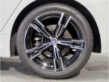 【BMWアロイホイル】軽量かつ強度に拘ったアロイホイル。走行性能ポテンシャルを引き出す設計。車の足元を引き締めてくれる大きなポイントはアロイホイルです。