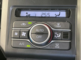 【オートエアコン】一度お好みの温度に設定すれば、車内の温度を検知し風量や温度を自動で調整。暑い&hellip;寒い&hellip;と何度もスイッチ操作をする必要はありません。快適な車内空間には必須の機能ですね♪