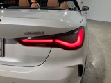 L字型リアコンビランプ:BMWの伝統的なデザインのひとつです。夜間でも誰が見てもBMWとわかる印象的なデザイン。