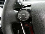 【ステアリングスイッチ】ステアリングのスイッチでオーディオ選局や音量調整操作ができます。