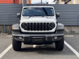 Jeepの象徴7スロットグリルがインパクトあります。フロントにも障害物センサーを標準装備しております。