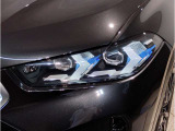 BMWの伝統の丸目4灯ヘッドライトでございます。LEDライトで視認性もよく明るく安全性の向上につながります。