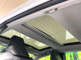 【パノラマルーフ】大型のガラスルーフ搭載で車内の解放感が一気にアップ!開放的なドライブをお楽しみいただけます。