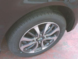 スッキリしたデザインの純正アルミホイール♪