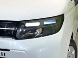 【LEDヘッドライト】悪天候や夜間走行時も良好な視界を確保し安心して運転できる高輝度LEDヘッドライトを装備!点灯速度が早く、消費電力も抑えられています。