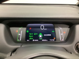 デジタル表示のスピードメーターとタコメーター、燃費やオドメーターなどの表示の他に、ホンダセンシング機能などの表示もできる多機能なマルチインフォメーション・ディスプレイです。