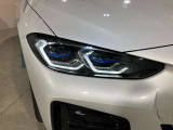 BMWレーザーライト:ハイビーム店頭時の照射距離を従来のロービームの約2倍に相当する最長600mまで可能にします。アクティブヘッドライトが含まれ、ブルーのデザインアクセントも装備されます。