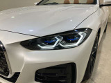 BMWレーザーライト:ハイビーム店頭時の照射距離を従来のロービームの約2倍に相当する最長600mまで可能にします。アクティブヘッドライトが含まれ、ブルーのデザインアクセントも装備されます。