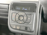 【オートエアコン】一度お好みの温度に設定すれば、車内の温度を検知し風量や温度を自動で調整。暑い&hellip;寒い&hellip;と何度もスイッチ操作をする必要はありません。快適な車内空間には必須の機能ですね♪
