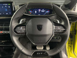 プジョーのステアリングは小口径でi-cockpitが見やすく上下が平行になっているのが特徴です。パドルシフトも付いています。