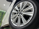 【純正18インチアルミホイール】外観にマッチした純正アルミホイールを装着しております。各種社外アルミホイールや、スタッドレスタイヤも取扱いしております。是非ご相談ください♪