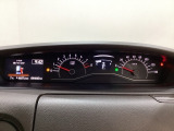 スピードメーターとタコメーターを大きく配した見やすいメーター部になっています。左側のインフォメーション画面でオドメーターや燃費などの情報を確認できます。