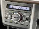 【オートエアコン】一度お好みの温度に設定すれば、車内の温度を検知し風量や温度を自動で調整。暑い&hellip;寒い&hellip;と何度もスイッチ操作をする必要はありません。快適な車内空間には必須の機能ですね♪