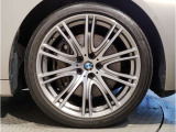 【BMWアロイホイル】軽量かつ強度に拘ったアロイホイル。走行性能ポテンシャルを引き出す設計。車の足元を引き締めてくれる大きなポイントはアロイホイルです。