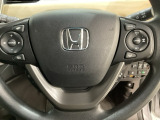 ハンドルにHondaセンシング系のクルーズコントロールやレーンキープアシストなどのスイッチと、オーディオの操作スイッチが装備されています。ハンドルから手を離さず安全に操作できます。