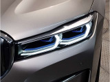 【LEDヘッドライト】先進のLEDテクノロジーを採用。放射される白色光の周波特性は太陽光に近く、バイキセノン・ヘッドライトを上回るコントラストで更に明るく輝きます!