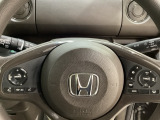 ハンドルにHondaセンシング系のクルーズコントロールやレーンキープアシストなどのスイッチと、オーディオの操作スイッチが装備されています。ハンドルから手を離さず安全に操作できます。