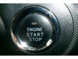 プッシュスタート付き。スマートキーを携帯していればキーを取り出さずにドアを施錠&解錠。クルマの始動も可能です。