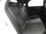 後部座席も当然、綺麗・清潔に仕上げております。内装の綺麗なお車は気持ちが良いですし、コンディションのいい車が多いです。前のユーザーが丁寧に使っていた証拠です。