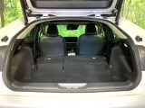 ラゲッジルームは、大容量のスペースを確保。普段のお買い物からレジャーまで、幅広く活躍してくれます!また、リアシートを倒すことでバリエーション豊かにお使いいただけます。