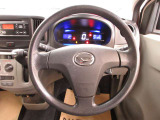 運転が楽しくなる明るく開放的な運転席まわりです。