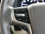 ステアリングスイッチ付き。前方から目を離すことなく操作することが可能です。
