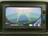 バックでの車庫入れも安心です! リアカメラが付いているバックモニター付のナビを装備しております。操作線もついており距離感も画面から確認できます。