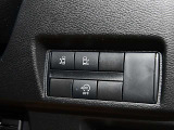 運転席の右側にはアイドリングストップ、ハンズフリーオートスライドドア等のスイッチがあります。