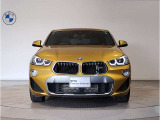【BMWの伝統-1】BMWの特徴的な&ldquo;キドニーグリル&rdquo;は、80年以上続く伝統の形でございます。変わらないこだわりのデザインが、プレミアムブランド&ldquo;BMW&rdquo;を創り出します。