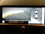 【全周囲モニター】車を上空から見下ろしたような映像をカーナビ画面に映し出し、車庫入れや縦列駐車をサポートしてくれます。