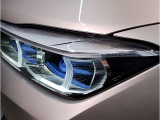 【レーザーライト】ブルーのデザインとBMW Laserのロゴにより視覚的にも個性を主張するレーザーライト。ハイビームモードを設定すると最長600mまでの距離を照射。夜間におけるドライビングの快適性を向上させます。