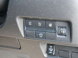 運転席の右側にはアイドリングストップ、ハンズフリーオートスライドドア等のスイッチがあります。
