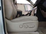 パワーシート搭載。微妙な調整が手軽にでき、ピッタリなポジションで運転することが可能です。