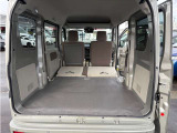 【シートアレンジ】シートを跳ね上げで荷室も広々確保出来ます。