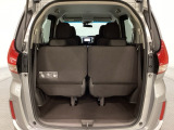 開口部も広く荷物の積み下ろしもしやすいお車となっております。3列目シートは5:5の割合で背もたれを倒しシートの跳ね上げができます。