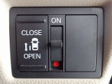 運転席からもスライドドアをボタン操作でスピーディーに開閉できます!またスマートキーでも操作できるので便利です。
