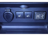 12V/120Wのアクセサリーソケット、始動直後から温まるシートヒータースイッチ、オーディオ機器やスマートフォンを直接カーオーディオに接続できるUSB端子や、充電用USB端子が配置されています。