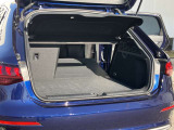 開口部が低く設定されているので、荷物の積み下ろしがスムーズに行えます。更に分割可倒式リアシートの採用でシートのバックレストを倒すと、大きく長い荷物も積み込めます。