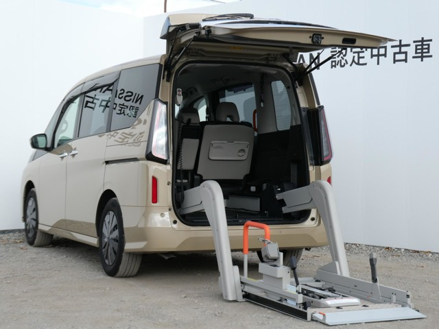 セレナ 1.4 e-POWER XV チェアキャブ リフタータイプ