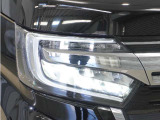 【LEDヘッドライト】省電力で、明るく遠くまで照らし、夜道や雨天などの走行の際、安心感を高めます。オートライト機構で周囲の明るさを感知し、自動で点灯、消灯します。