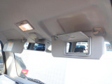 運転席側には簡易的な身だしなみチェックができるバニティミラー付きです☆