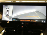 【全周囲モニター】車を上空から見下ろしたような映像をカーナビ画面に映し出し、車庫入れや縦列駐車をサポートしてくれます。