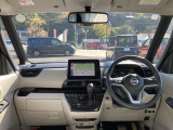 アイボリー色の明るい車内でフロントガラスも大きく見やすいです!