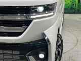 【LEDヘッドライト】悪天候や夜間走行時も良好な視界を確保し安心して運転できる高輝度LEDヘッドライトを装備!点灯速度が早く、消費電力も抑えられています。
