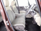 フロントシートはベンチシートです、運転席と助手席の移動が簡単です。真ん中にはアームレストも装備されています! また運転席シートの高さも調整できます。